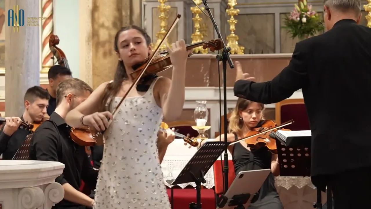Performance still from Mélodie, Nikolia Garoufalidou with the ΑΝΩ Festival Orchestra